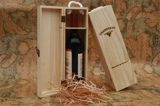Maßgeschneiderte Weinkiste aus Holz mit natürlichem Schiebedeckel zur Aufbewahrung